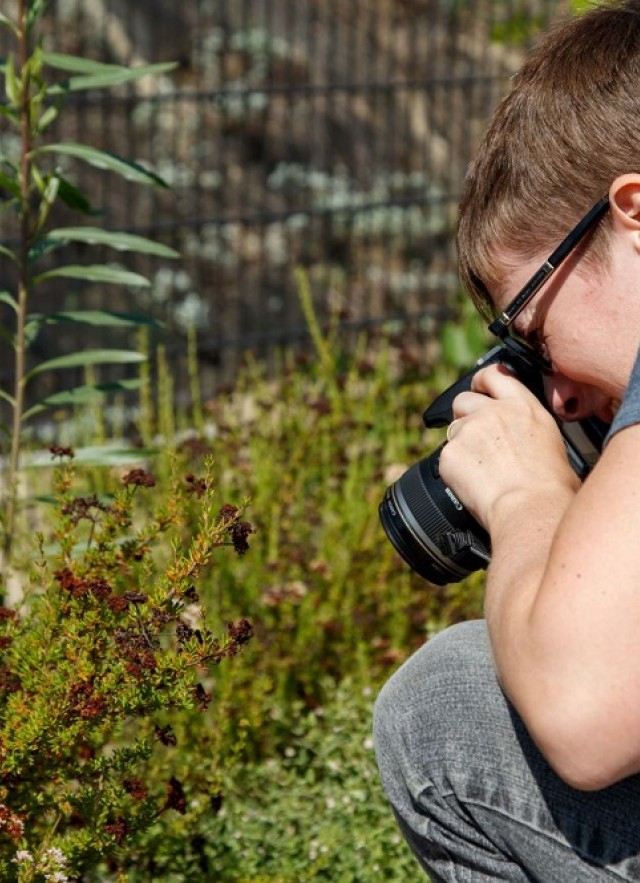 Imagen de una persona fotografiando la naturaleza