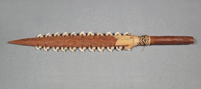 Sword with sharp shape teeth on edge 